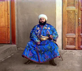 Alim Khan, Emir von Buchara, sitzend mit Schwert, Buchara, Russisches Reich, zwischen 1905 und 1915